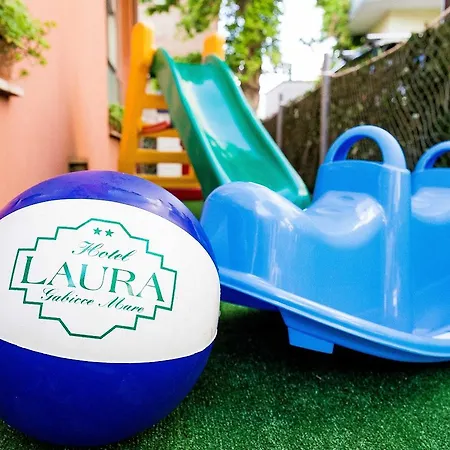 Laura מלון