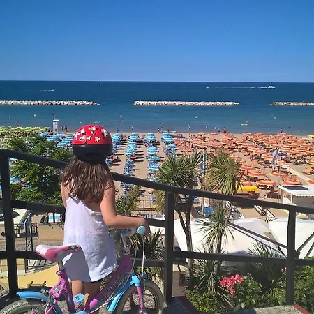 Laura Hotel 2*